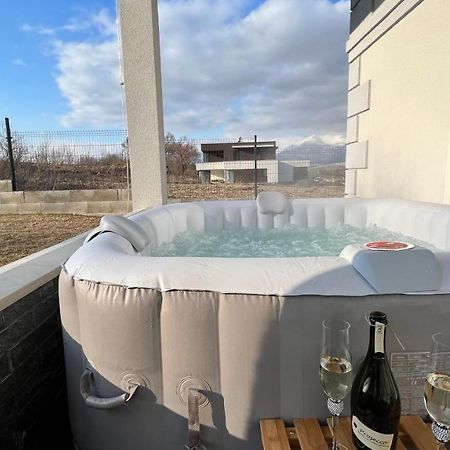 فيلا Liptovský Mikulášفي Apartmanovy Dom S Virivkou, Pod Secnom, Liptovsky Jan المظهر الخارجي الصورة