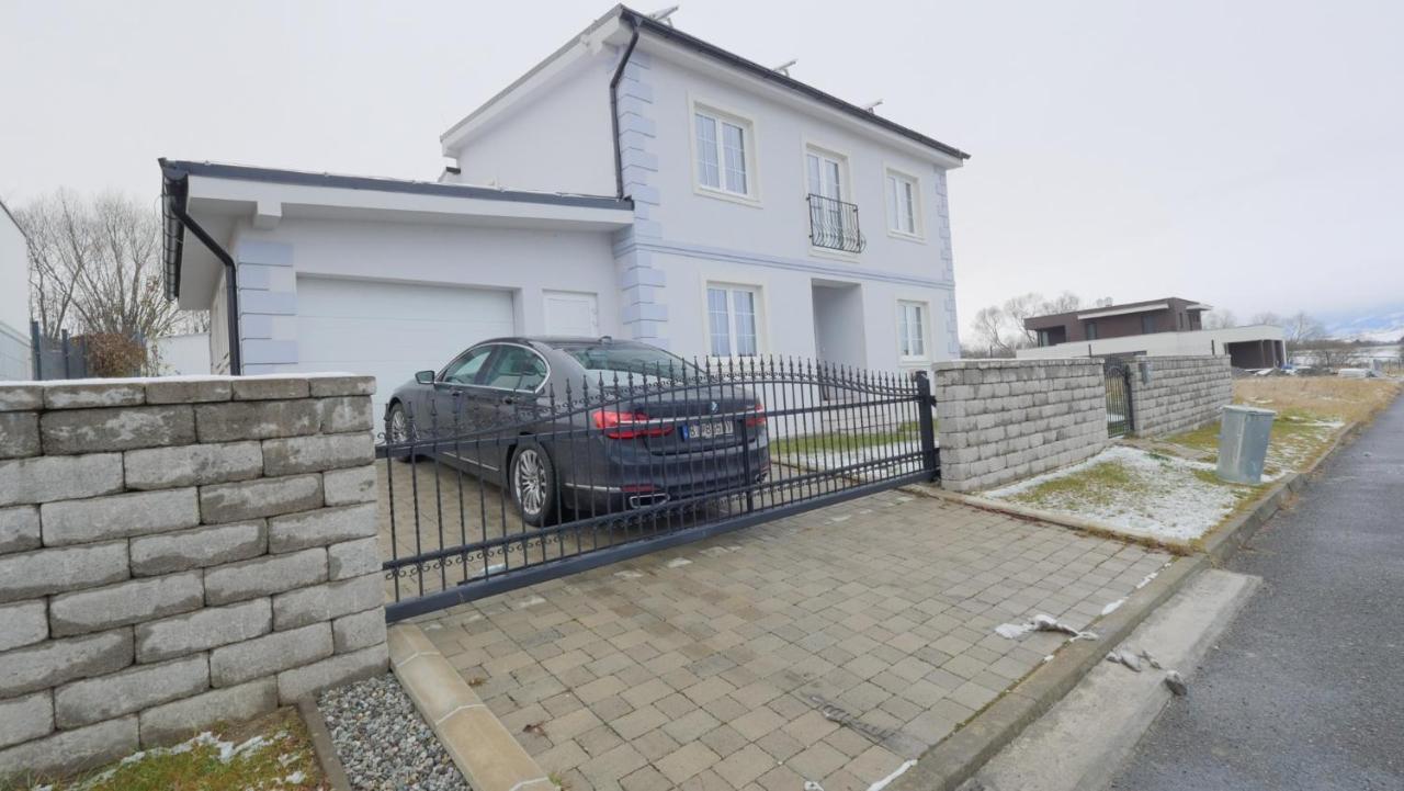 فيلا Liptovský Mikulášفي Apartmanovy Dom S Virivkou, Pod Secnom, Liptovsky Jan المظهر الخارجي الصورة