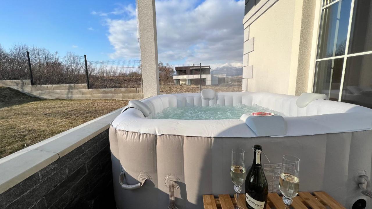فيلا Liptovský Mikulášفي Apartmanovy Dom S Virivkou, Pod Secnom, Liptovsky Jan المظهر الخارجي الصورة